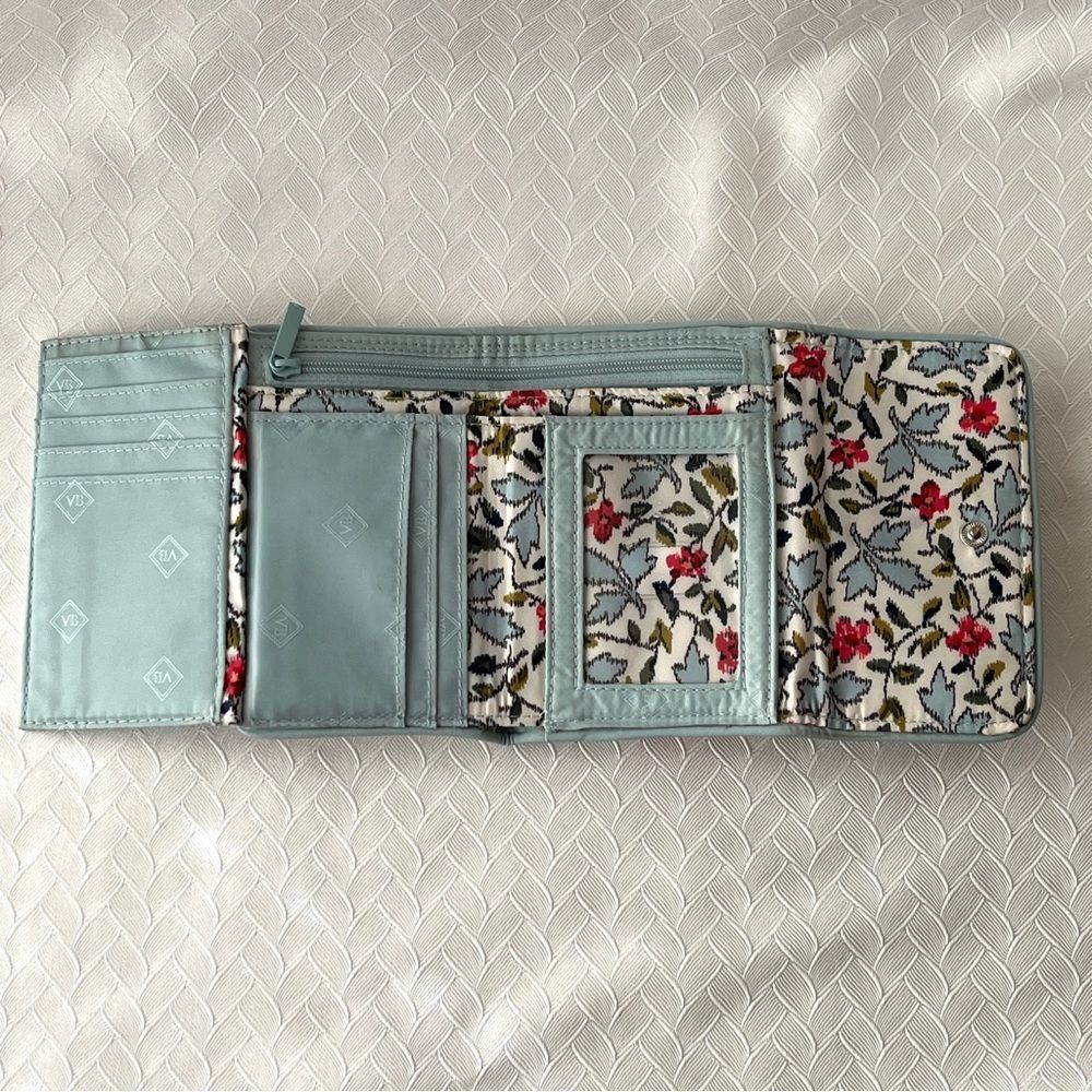 Vera Bradley Rfid Riley Compact Wallet In Water Bouquet Floral Cottagecore - Picture 4 of 6